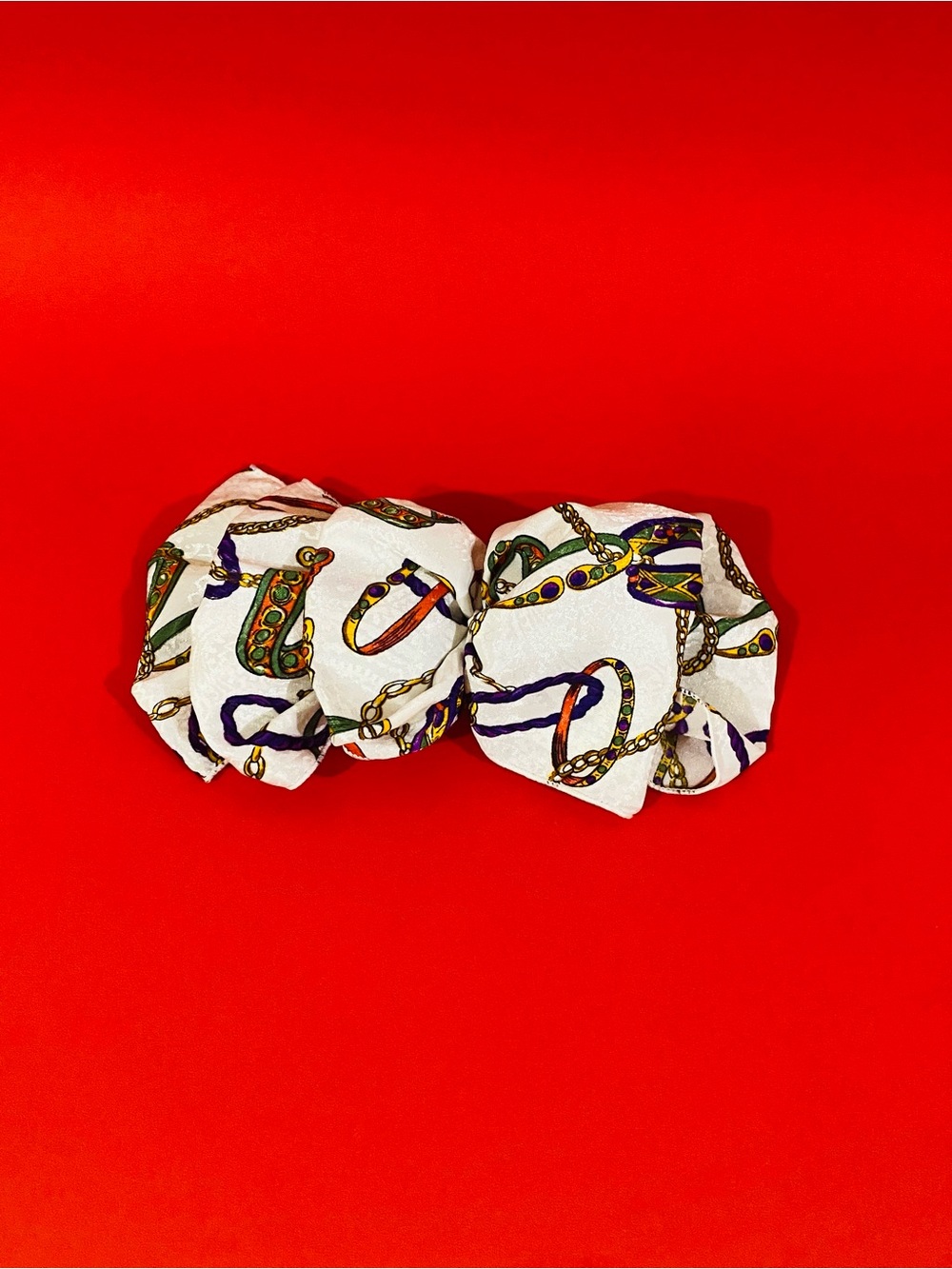 Revlon White Fabric clip with Multicolor Chain Print